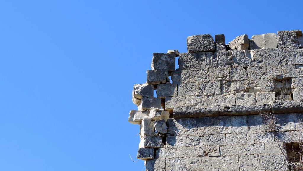 Photo nommée "Équilibre précaire". Elle montre un morceau de ruines d'un donjon du XIIe siècle se situant dans le Buëch, sur la commune de Savournon.