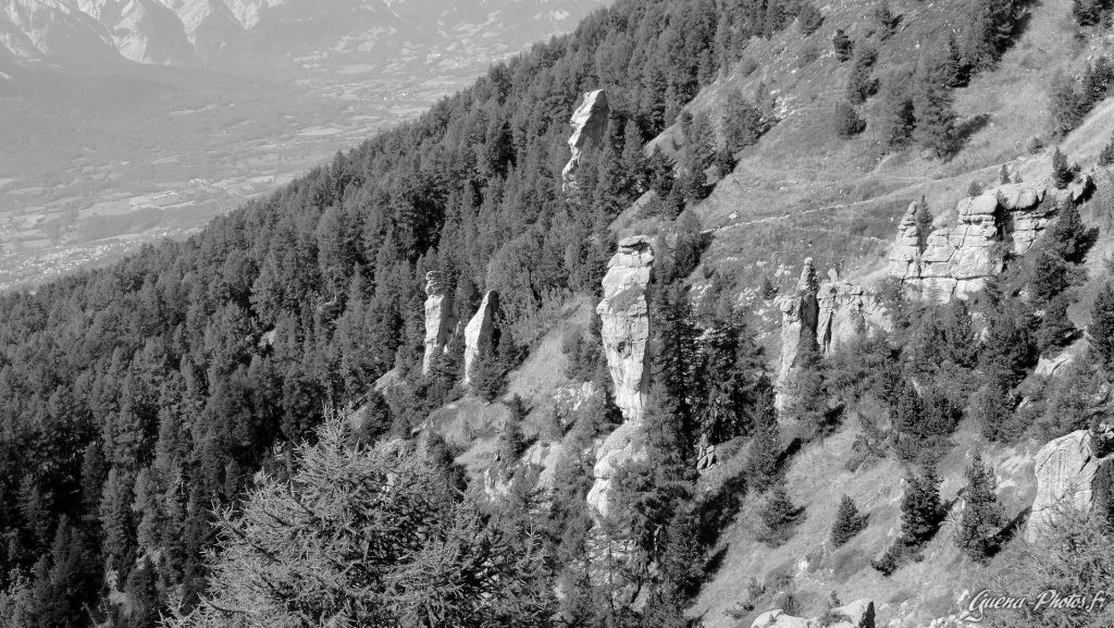 Joli parcours en balcon conduisant au Col du Viallet donnant des points vue intéressant sur des curiosités géologiques en grès