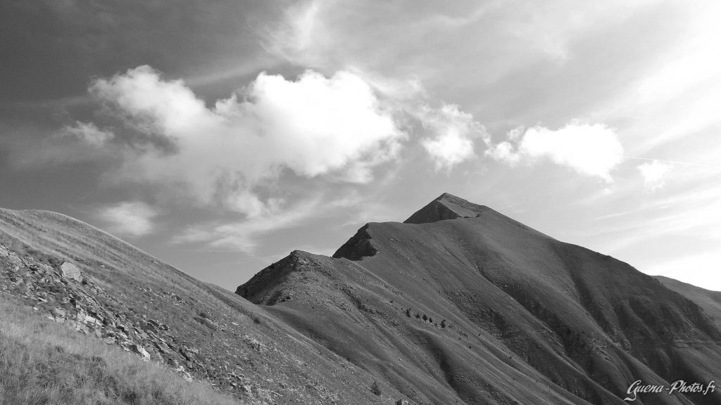 Vue sur la Grande Autane, située dans le massif des Écrins, dans les Hautes-Alpes. 