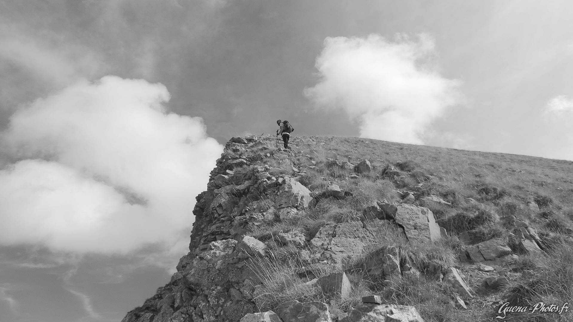 Sentier raide et rocailleux menant au sommet de la Grande Autane (2782m), se situant à l'entrée de la vallée du Champsaur.