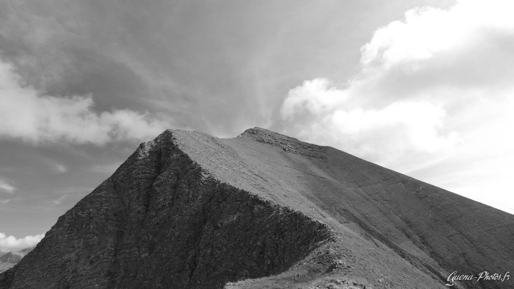 Vue sur la crête menant au sommet de la Grande Autane, se trouvant dans les Hautes-Alpes.