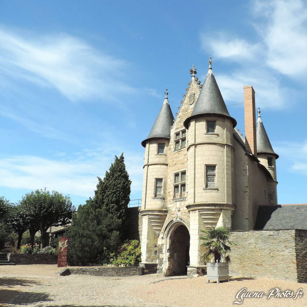 Le châtelet, portail d'entrée de la cour seigneuriale du château des ducs d'Anjou, se situant à Angers, dans le Maine-et-Loire