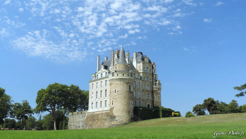 Vue sur le château de Brissac,  se situant à Brissac Loire Aubance, dans le département de Maine-et-Loire, à quinze kilomètres d'Angers.