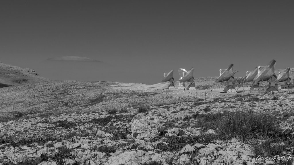 Antennes du réseau de radiotélescopes du plateau de Bure.