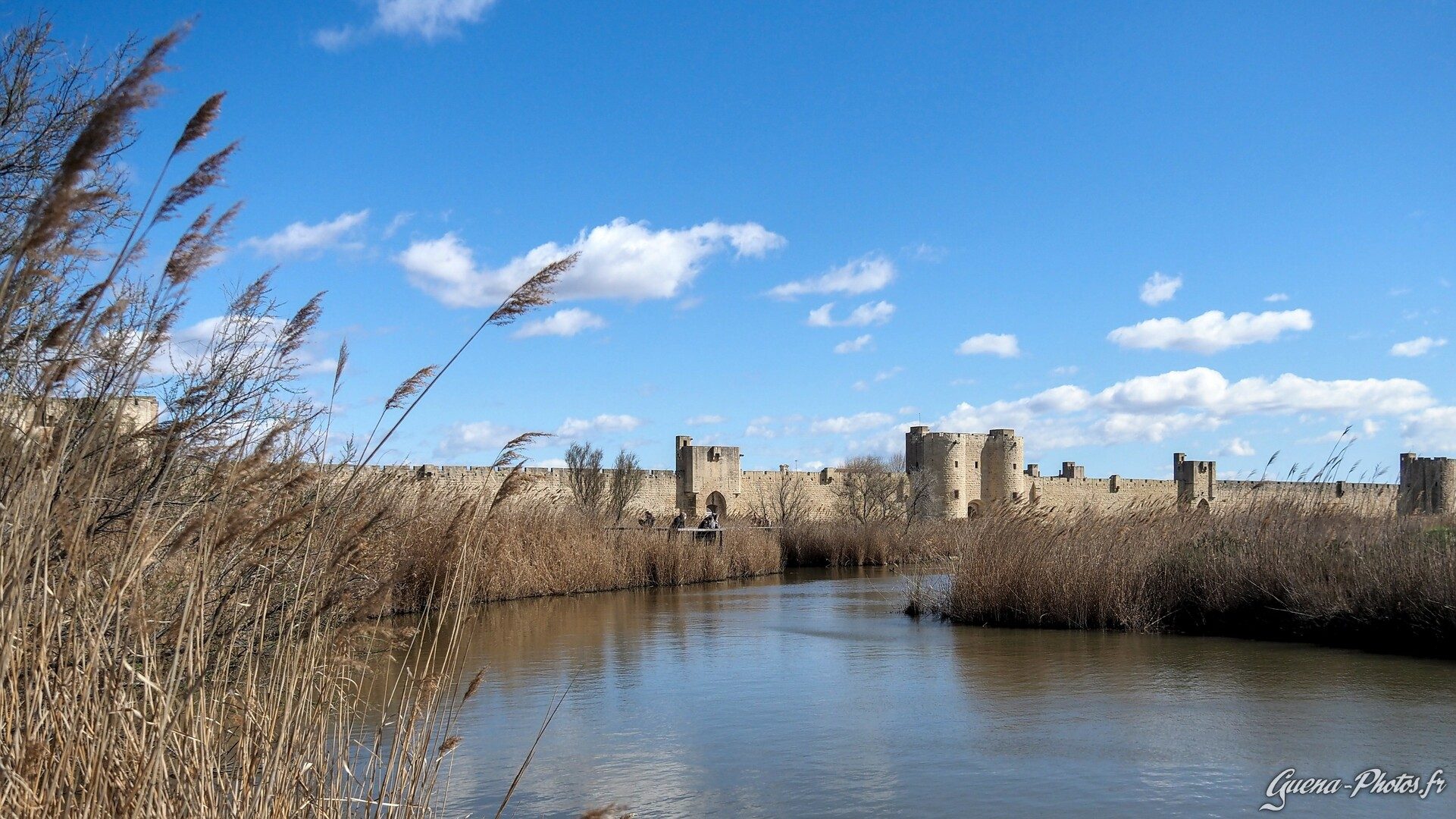 Vue sur les remparts d'Aigues-Mortes, en Camargue.