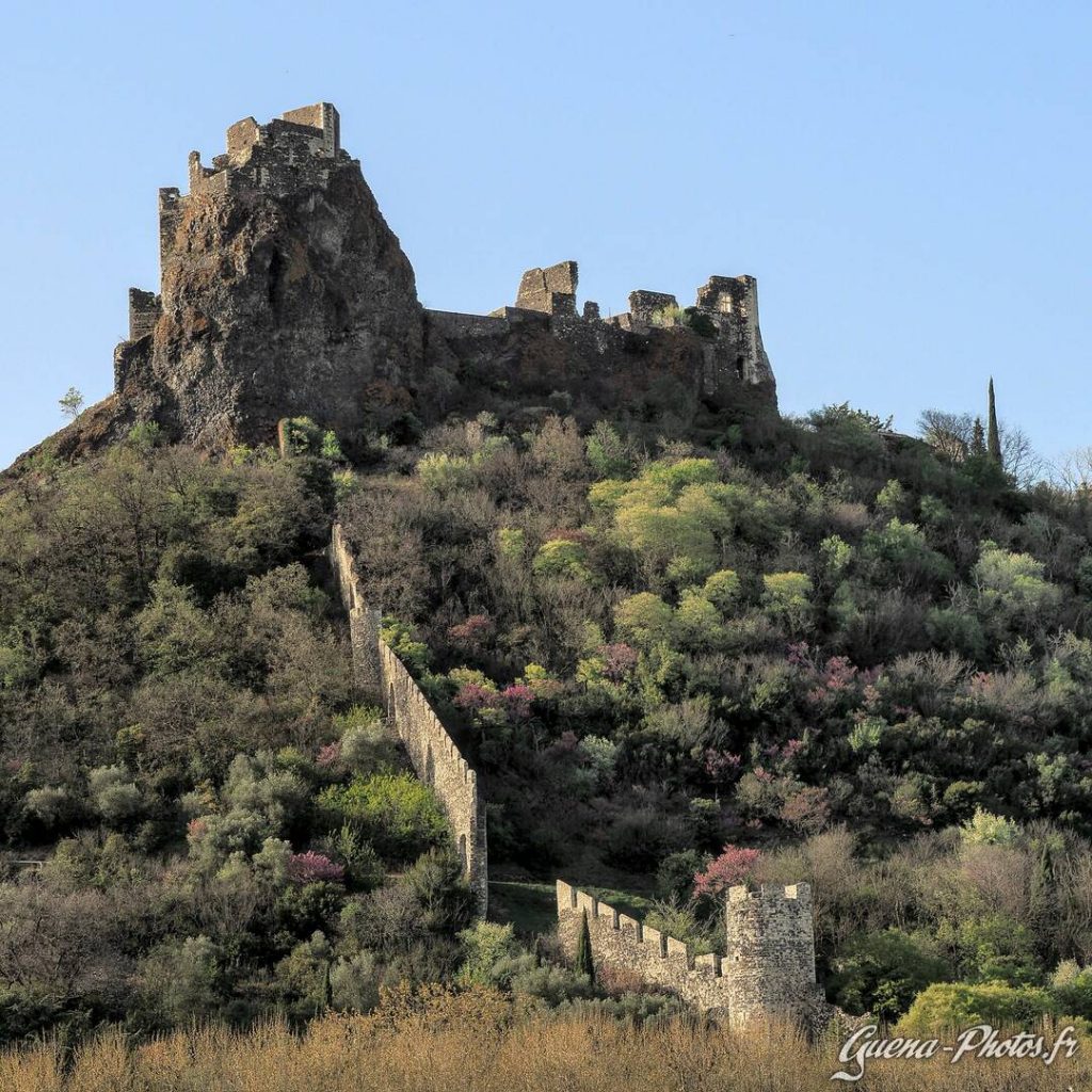 Ruines et remparts du château de Rochemaure, en Ardèche