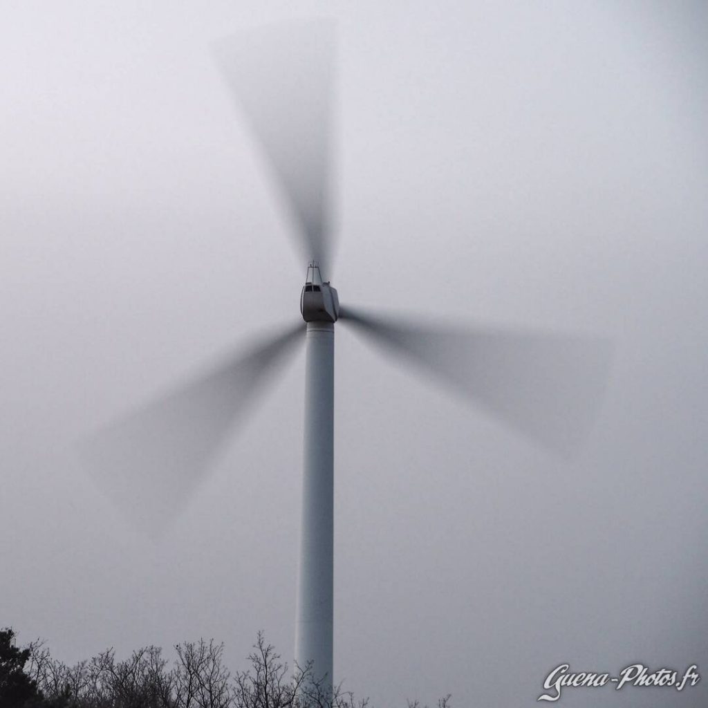 Éolienne à la tombée de la nuit