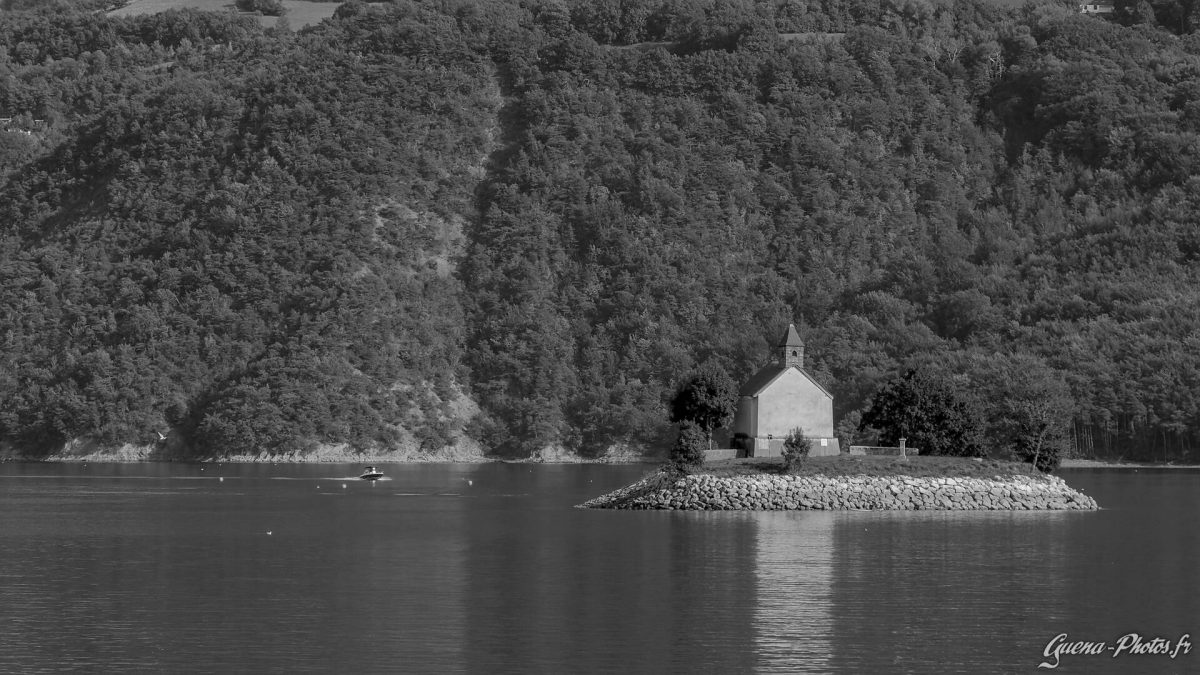 La chapelle St Michel, sur le lac de Serre-Ponçon, dans les Hautes-Alpes