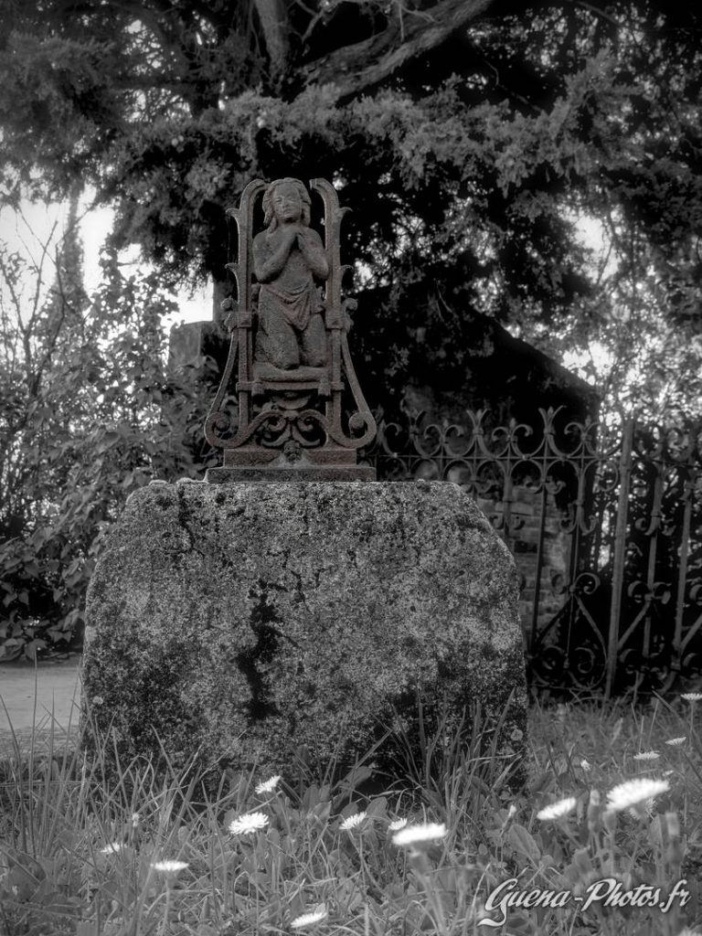 Cimetière abandonné de la Chapelle Notre-Dame-des-Anges de Rochemaure, en Ardèche