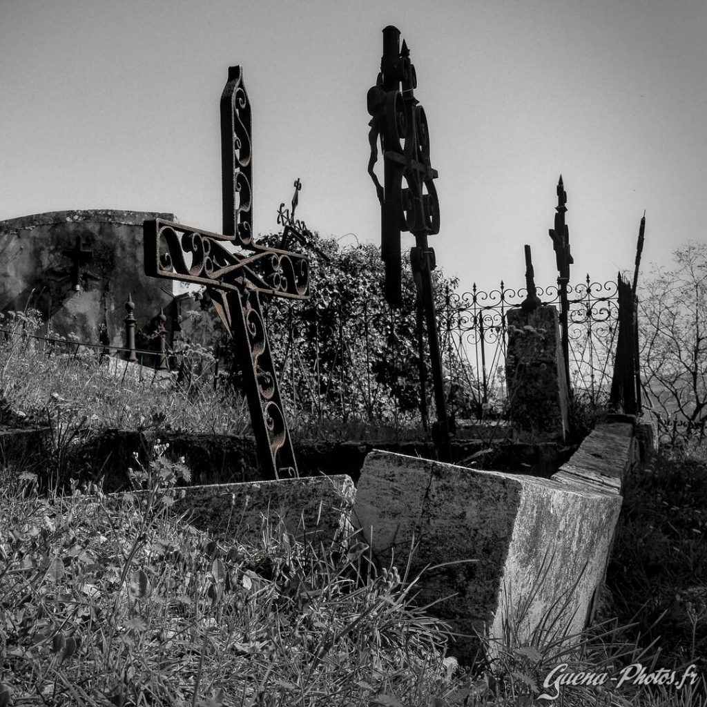 Cimetière abandonné de la Chapelle Notre-Dame-des-Anges de Rochemaure, en Ardèche