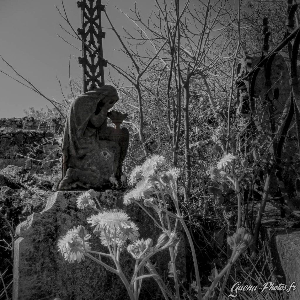 Cimetière abandonné de la Chapelle Notre-Dame-des-Anges de Rochemaure, en Ardèche