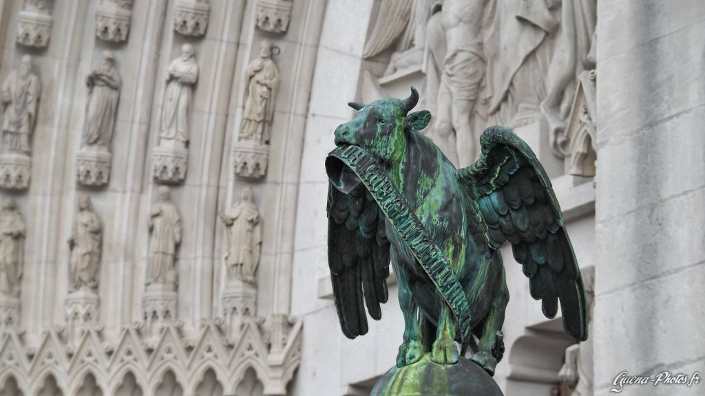 Statue d'un taureau ailés devant la Basilique Saint-Epvre, à Nancy