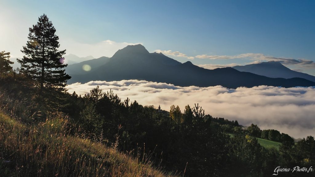 Vallée du Lac de Serre-Ponçon un matin d'automne