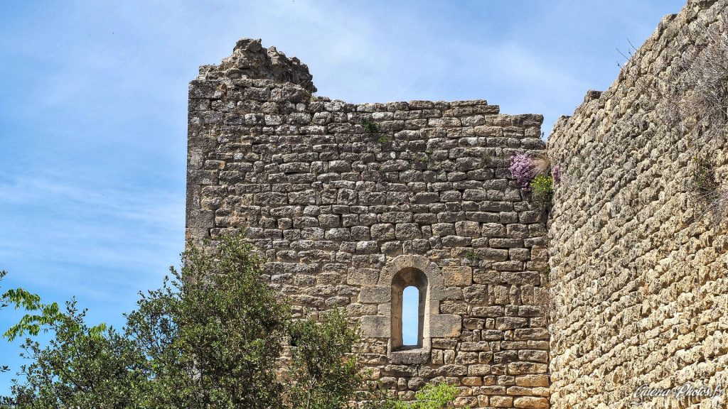 Ruines d'anciens remparts, sur le plateau de Ganagobie (04310)