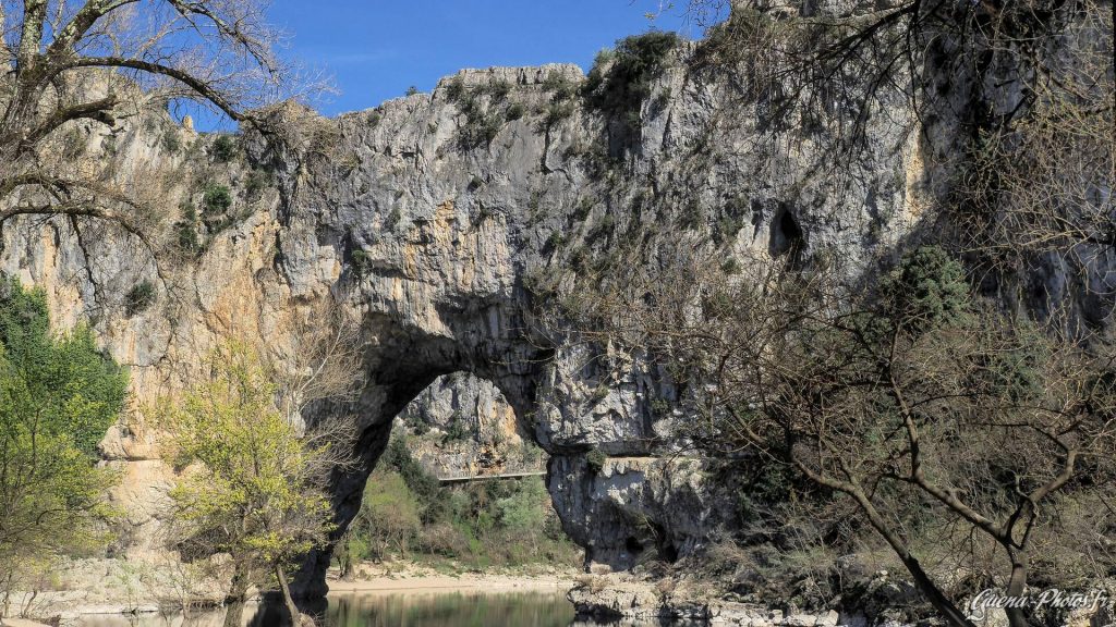 Le pont d'Arc de Vallon-Pont-d'Arc, à l'entrée des gorges de l'Ardèche