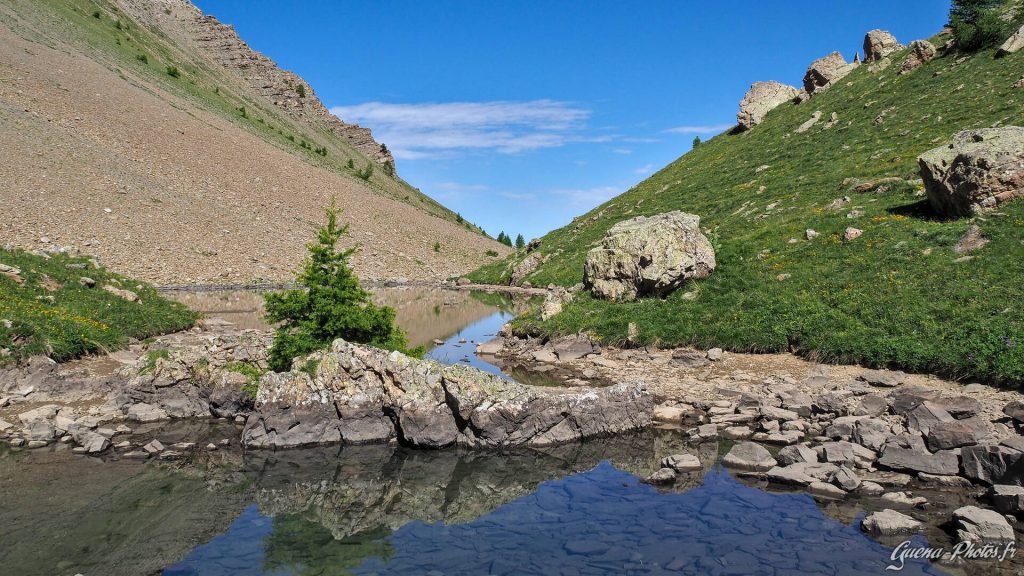 Lac de montagne du Crachet, sur la commune de Crévoux, dans les Hautes-Alpes