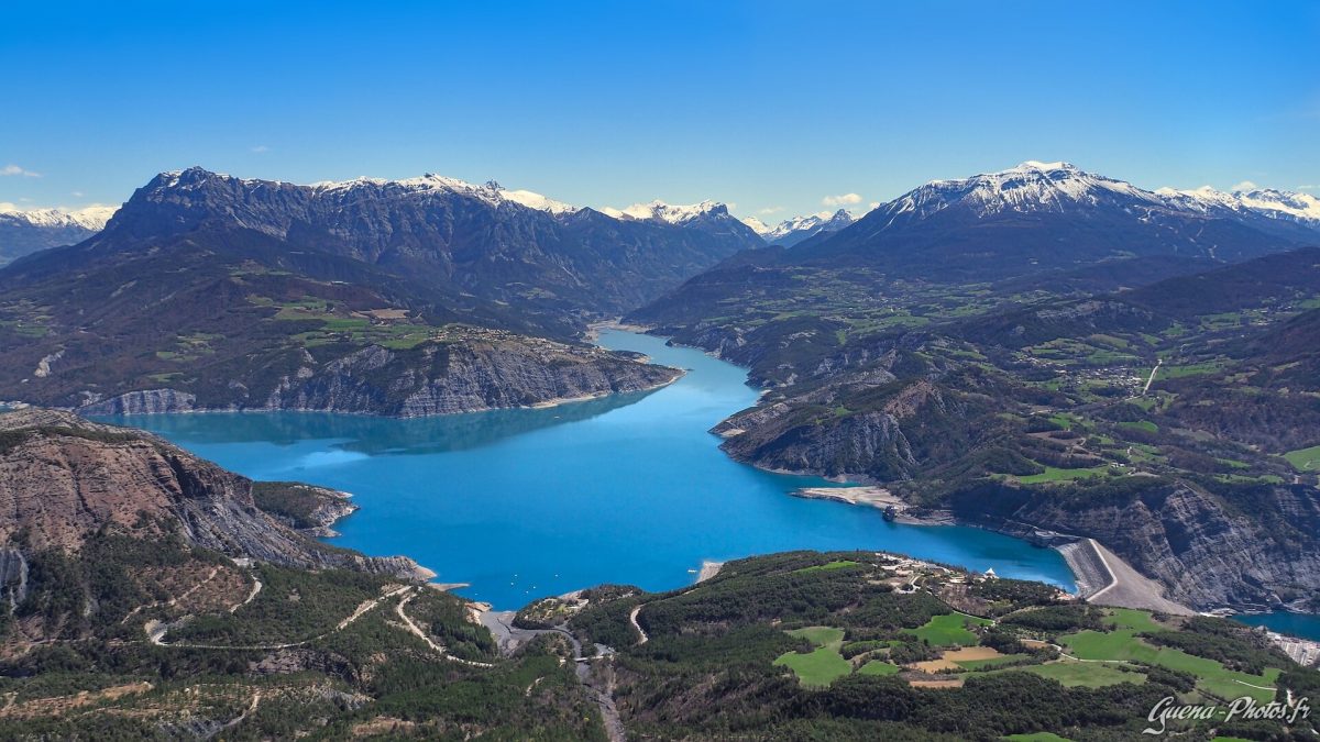 Vue sur le lac de Serre-Ponçon depuis le sommet de la Viste, avec en toile de fond les sommets de l'Ubaye saupoudrés de neige