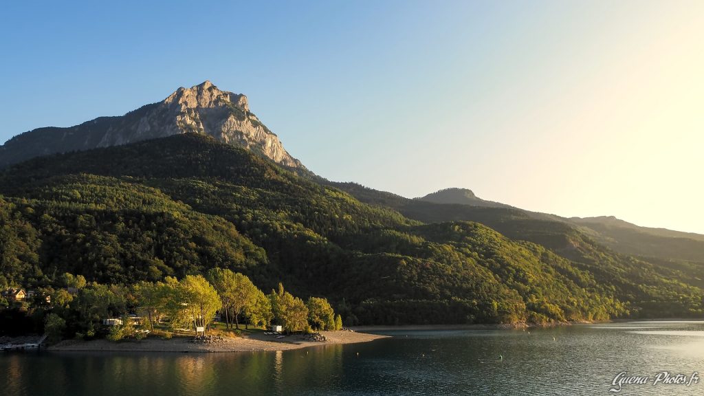 Coucher de soleil sur le Grand Morgon et le lac de Serre-Ponçon