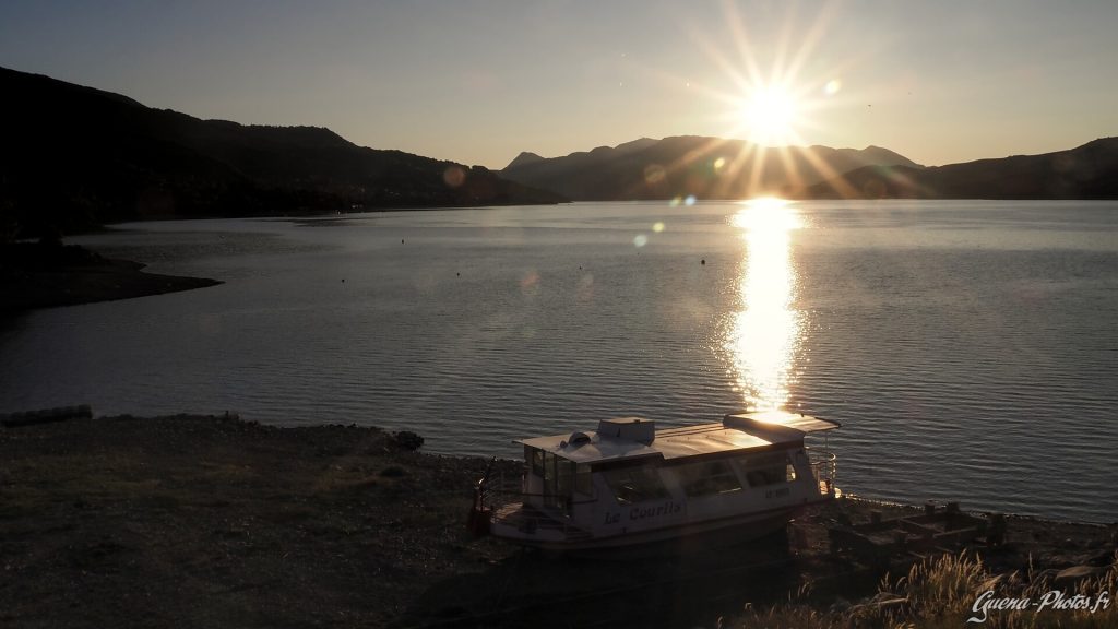 Coucher de soleil sur le lac de Serre-Ponçon