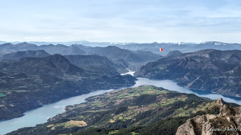 Vue automnale sur le lac de Serre-Ponçon depuis le Pic du Grand Morgon (2324m)