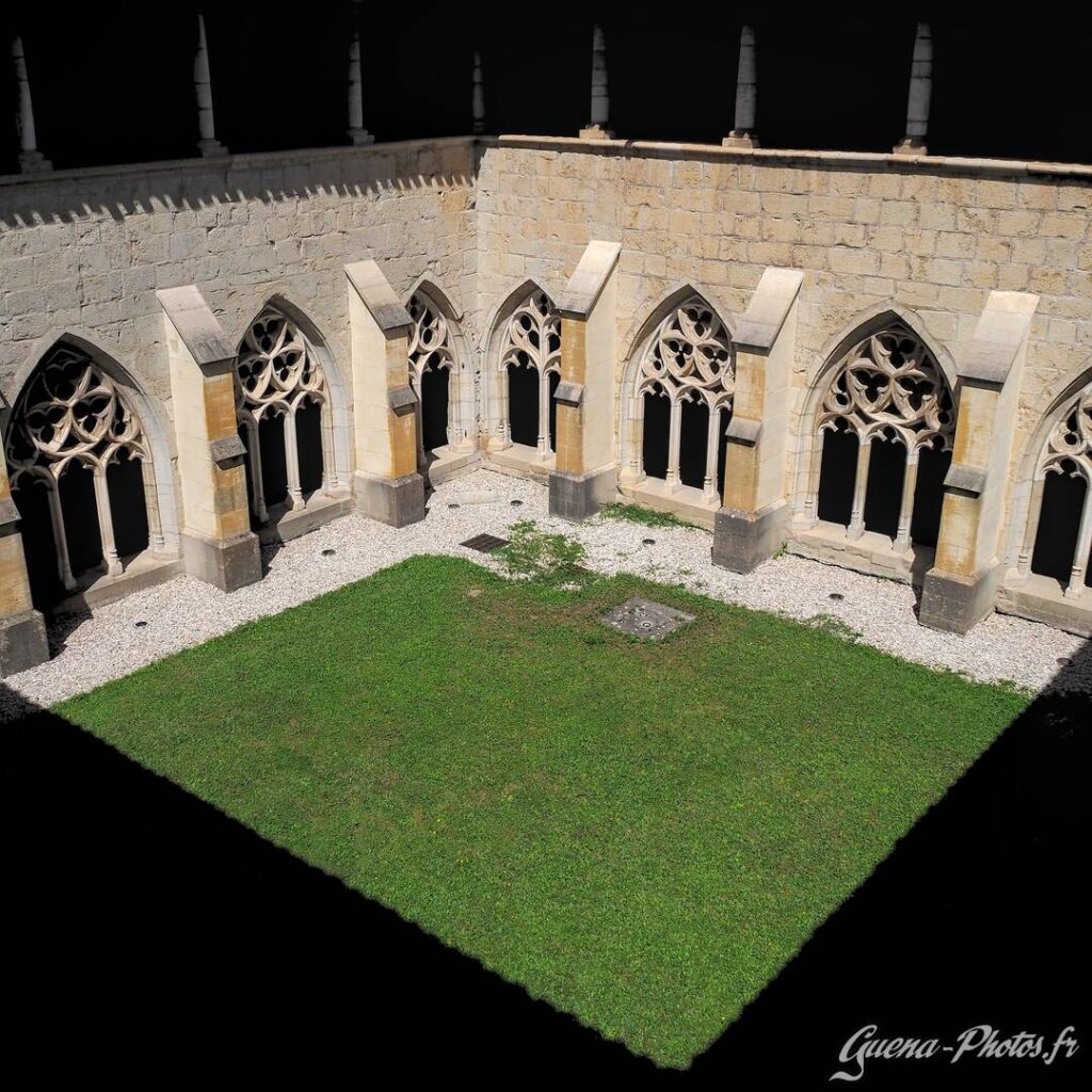 Vue sur le cloître de l'Abbaye Notre-Dame d'Ambronay dans le département de l'Ain en région Auvergne-Rhône-Alpes