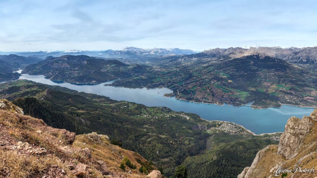 Vue sur le lac de Serre-Ponçon depuis le Pic du Grand Morgon (2324m)