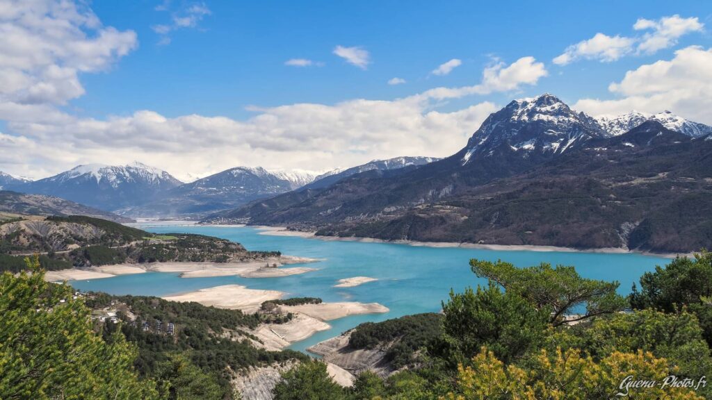 Vue sur le Lac de Serre Ponçon, depuis le Belvédère des Curattes (Hautes-Alpes)